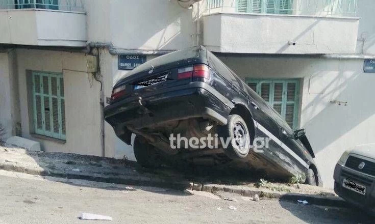 Απίστευτο περιστατικό! Αυτοκίνητο προσγειώθηκε σε σπίτι στη Θεσσαλονίκη!-Εικόνες